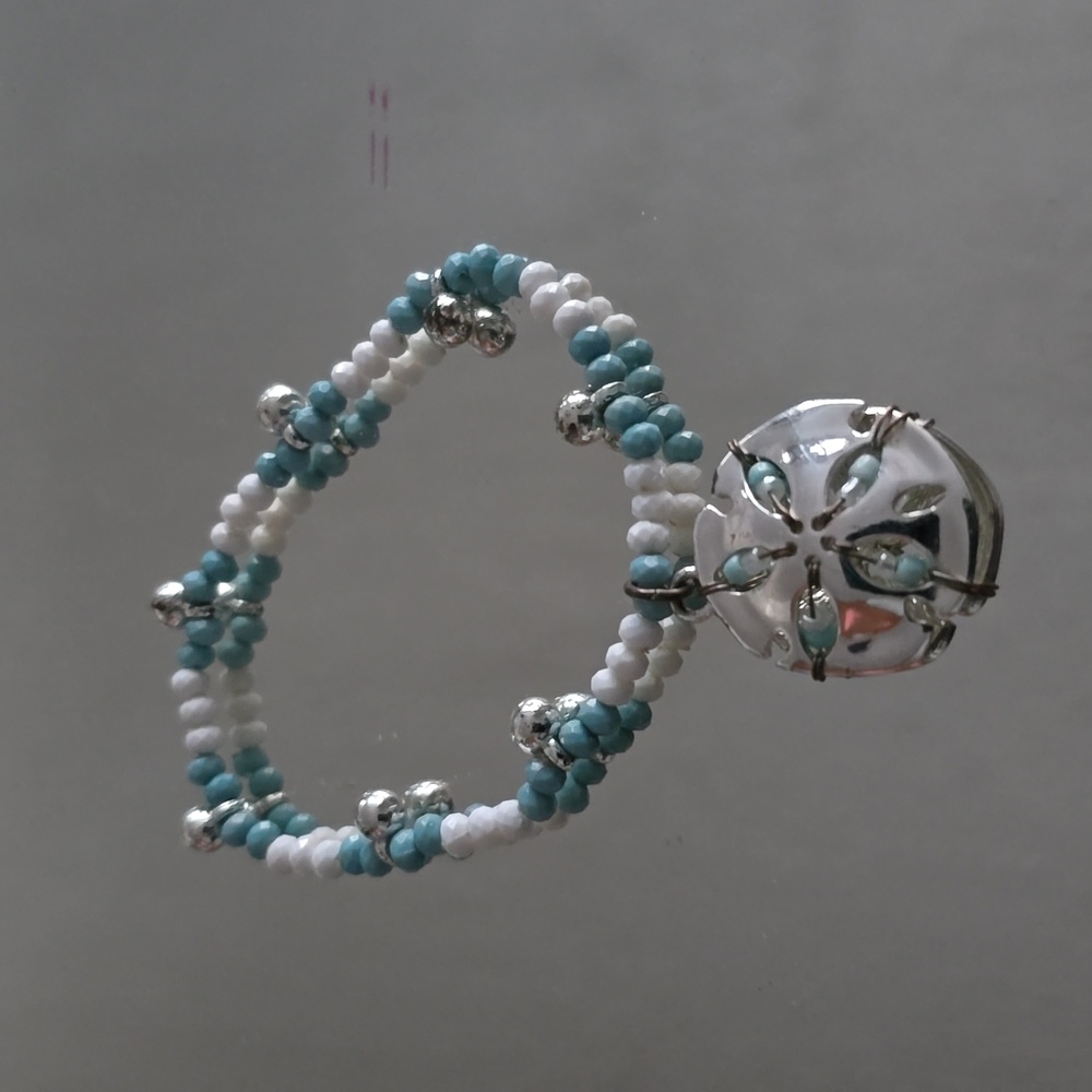 Stretch silver sand dollar braclet